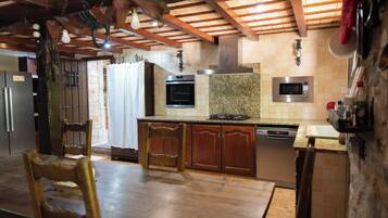 House, 4 Bedrooms, Smoking, Private Pool | Interior