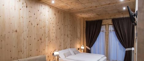 Romantic Studio, Courtyard View | Down comforters, in-room safe, cribs/infant beds, free WiFi