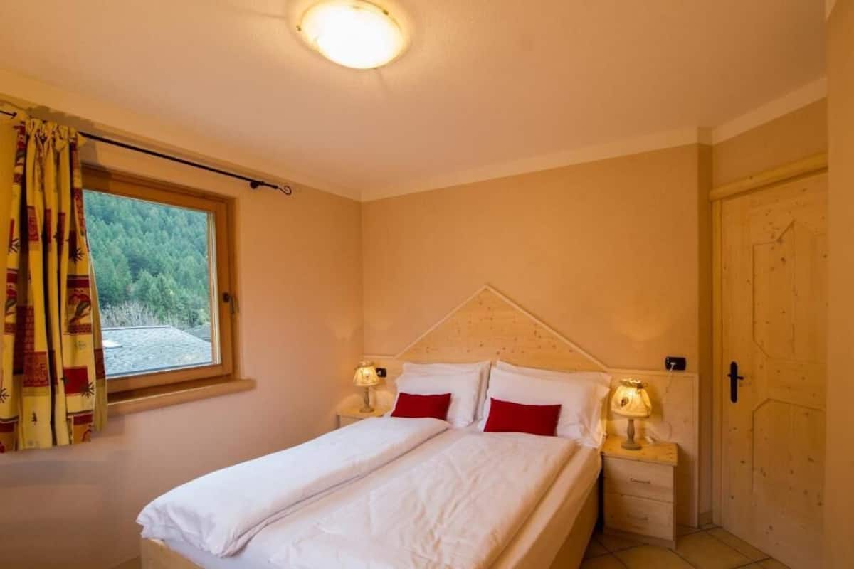 Appartamento familiare, balcone, vista montagna | Una cassaforte in camera, Wi-Fi gratuito