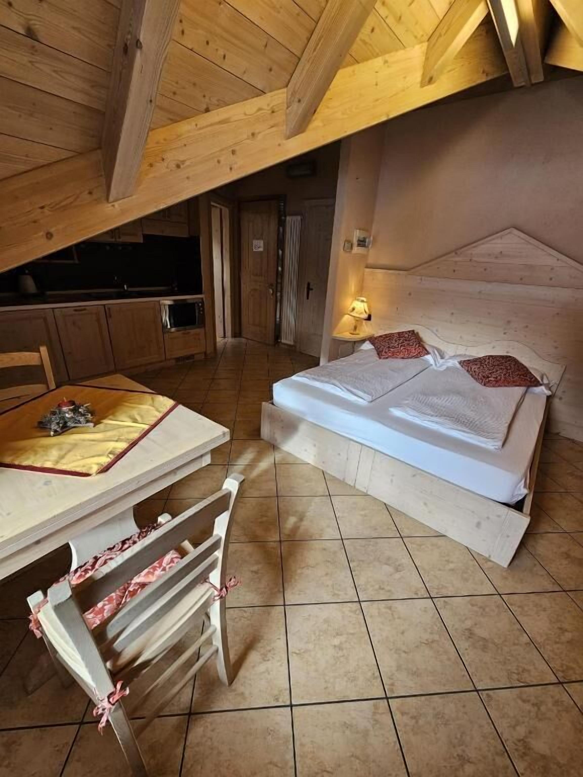 Monolocale Superior, balcone, vista montagna | Una cassaforte in camera, Wi-Fi gratuito