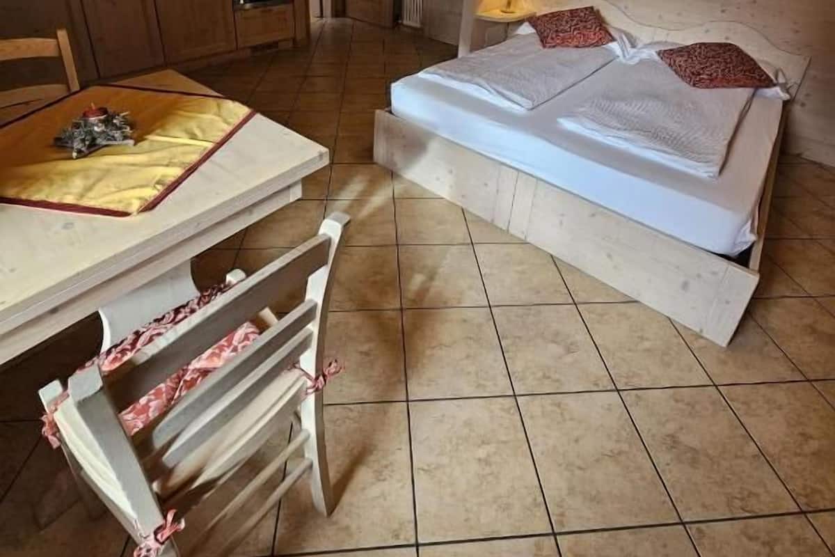 Monolocale Superior, balcone, vista montagna | Una cassaforte in camera, Wi-Fi gratuito