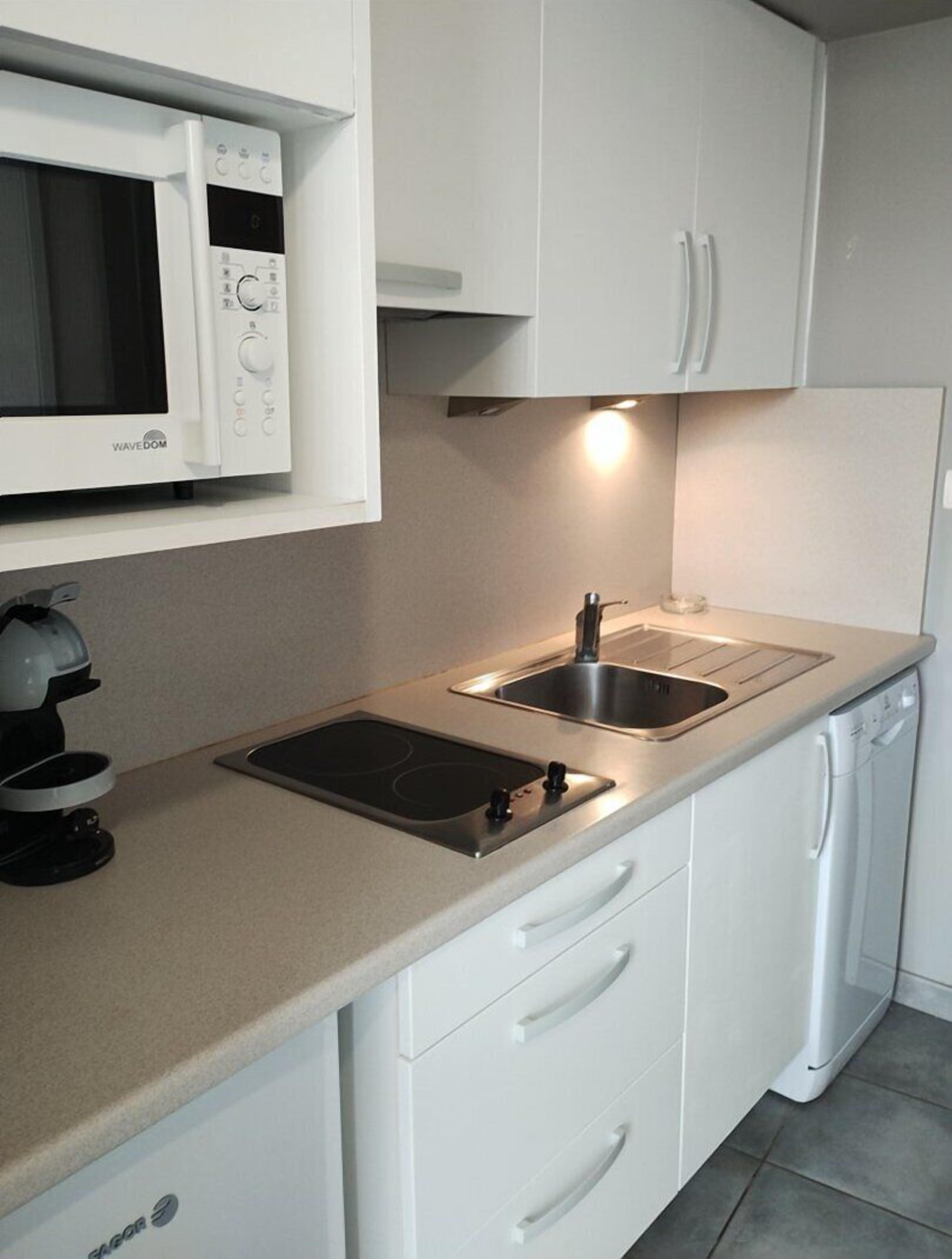 Fridge, microwave, dishwasher, cookware/dishes/utensils