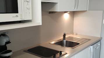 Fridge, microwave, dishwasher, cookware/dishes/utensils