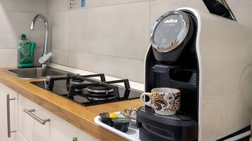 Kaffetrakter/tekoker, kjøleskap, ovn og kokeplater