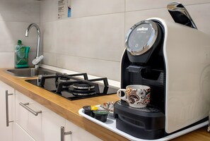 Réfrigérateur, four, plaque de cuisson, cafetière/bouilloire