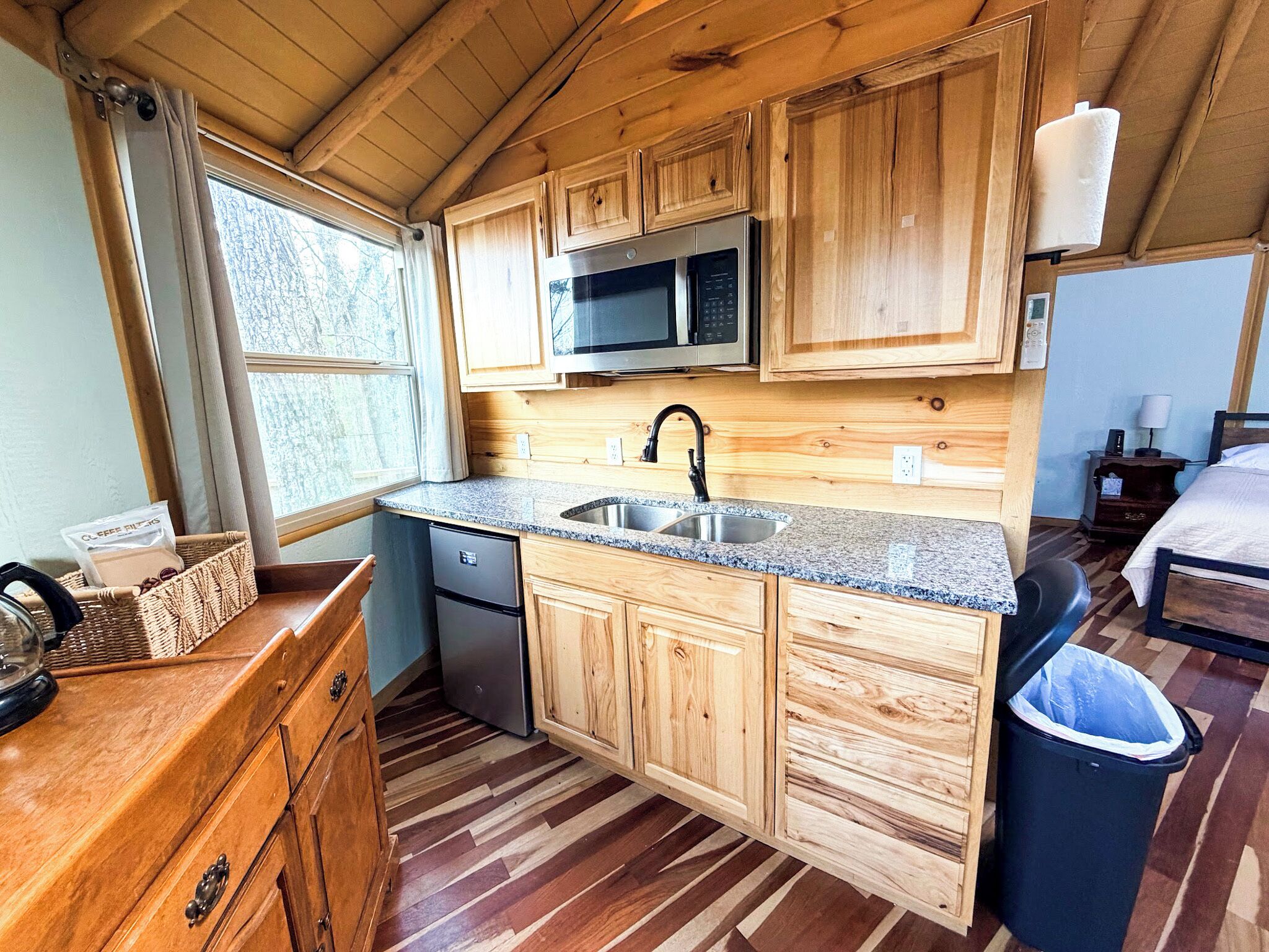 雪櫃、微波爐、咖啡機/沖茶器、多士爐