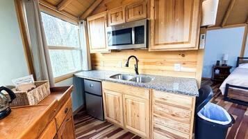 Réfrigérateur, four à micro-ondes, cafetière-théière, grille-pain