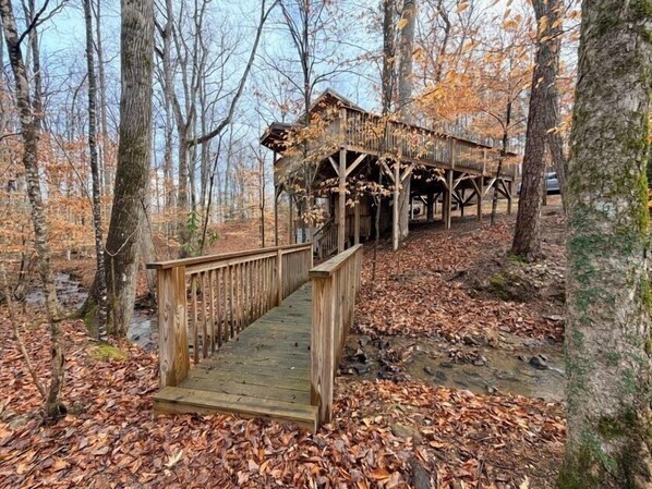 Property grounds - Treehouse by the Creek: Cozy Treetop Nest with a Hot Tub (Walland)