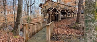 Treehouse by the Creek: Cozy Treetop Nest with a Hot Tub