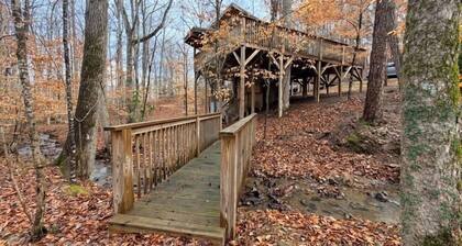 Treehouse by the Creek: Cozy Treetop Nest with a Hot Tub