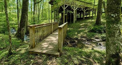 Treehouse by the Creek: Cozy Treetop Nest with a Hot Tub