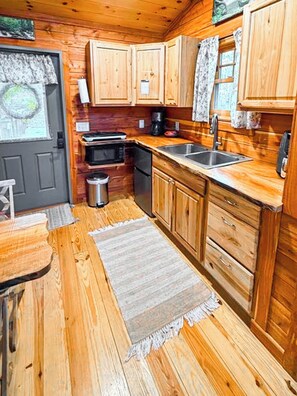 Fridge, microwave, coffee/tea maker, toaster - Treehouse by the Creek: Cozy Treetop Nest with a Hot Tub (Walland)