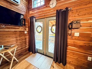 TV - Treehouse by the Creek: Cozy Treetop Nest with a Hot Tub (Walland)