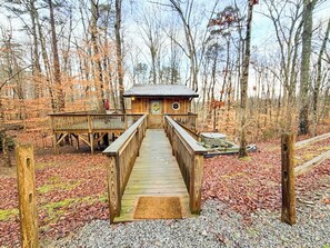 Exterior - Treehouse by the Creek: Cozy Treetop Nest with a Hot Tub (Walland)