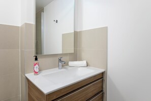 Estúdio, 2 camas de solteiro | Banheiro