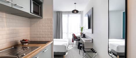 Studio, 2 Twin Beds | Private kitchen