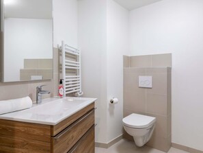 Apartamento, 1 habitación | Ropa de cama de alta calidad, caja fuerte, escritorio