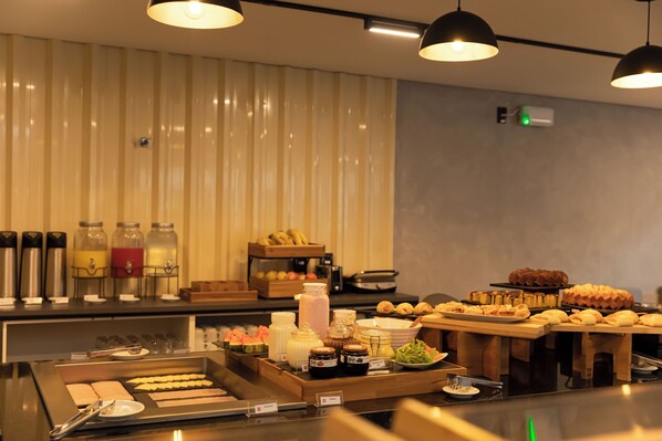 A buffet with various food items and condiments. - Ibis Araguaína (Araguaina)