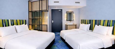 Habitación de hotel con dos camas, un espejo grande, una puerta y un diseño de pared original.
