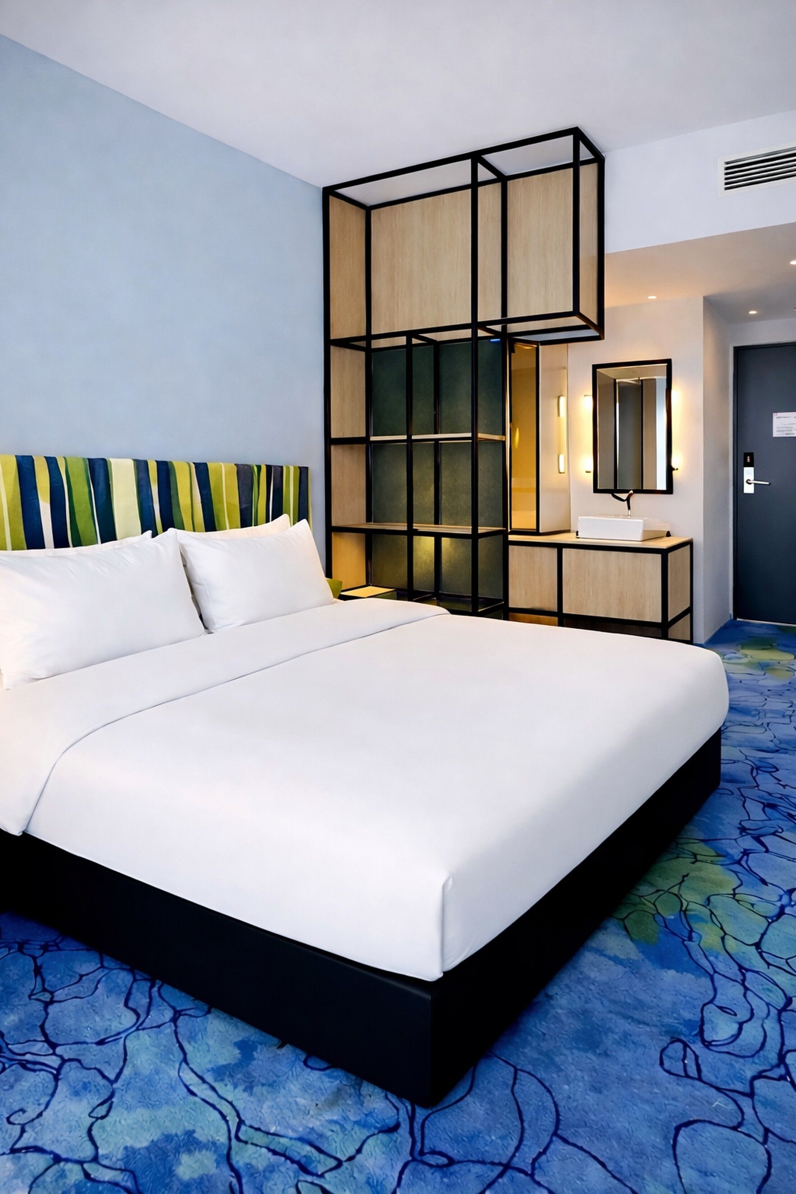 Geluiddichte muren, een strijkplank/strijkijzer, gratis wifi, beddengoed