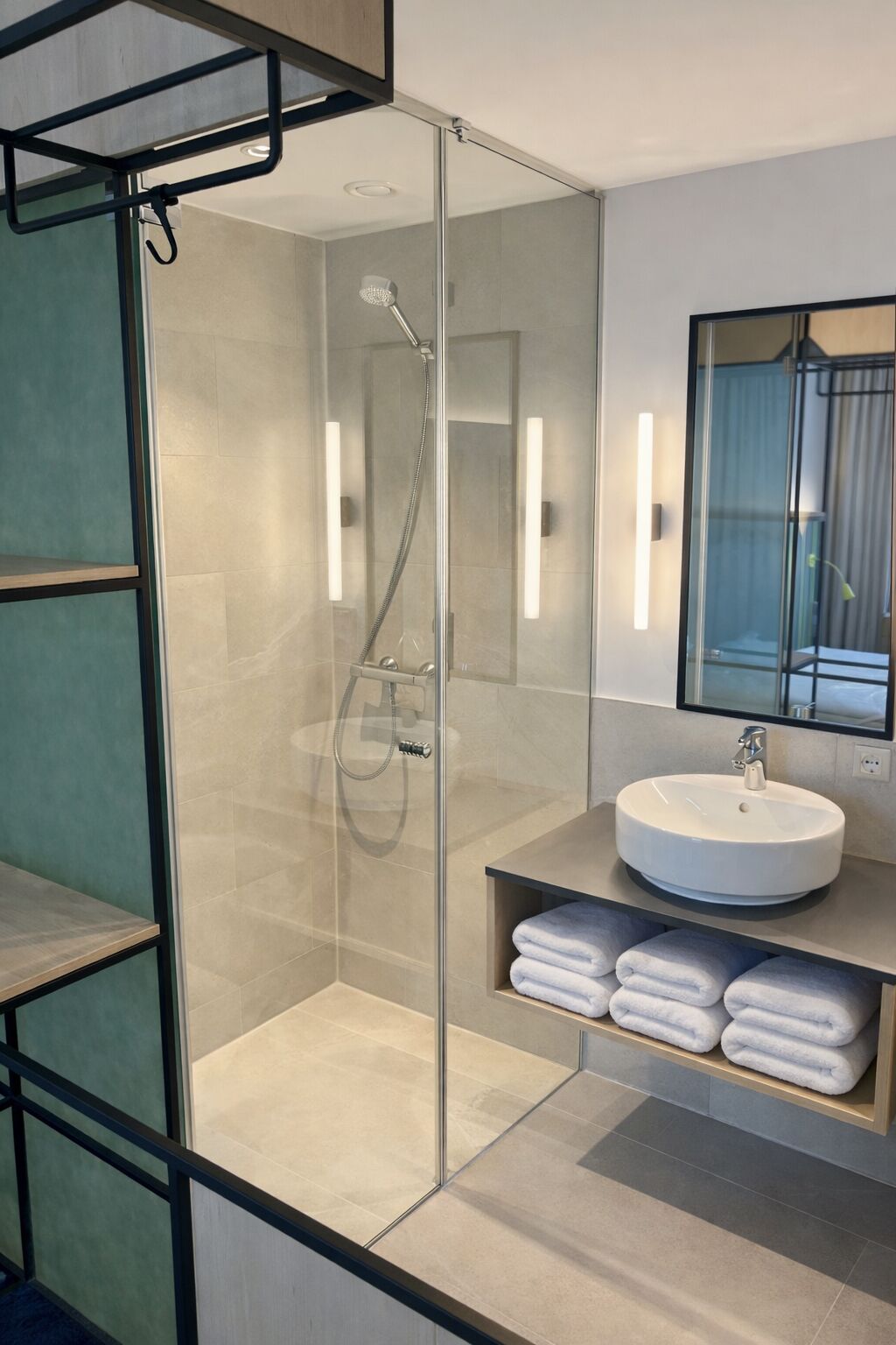 Regadera, secadora de cabello, toallas, jabón 