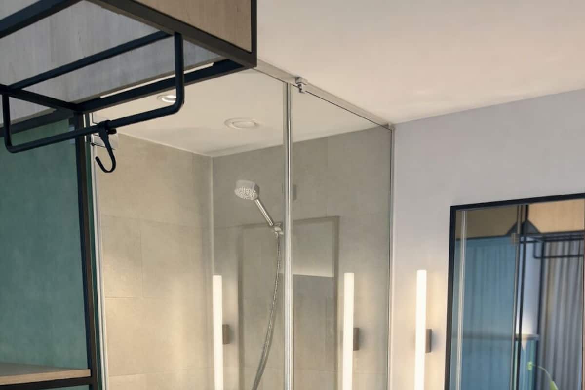 Regadera, secadora de cabello, toallas, jabón