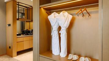 Suite superior, 1 cama de matrimonio grande con sofá cama | Ropa de cama de alta calidad, minibar, caja fuerte y escritorio