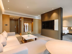 Phòng Suite Superior, 1 giường cỡ king và sofa giường | Bộ đồ giường cao cấp, minibar, két bảo mật tại phòng, bàn 