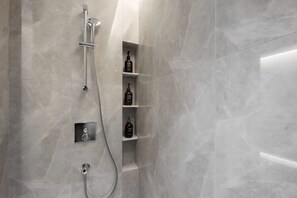 Shower, rainfall showerhead, eco-friendly toiletries, hair dryer - Novotel Haikou West Coast (Haikou)