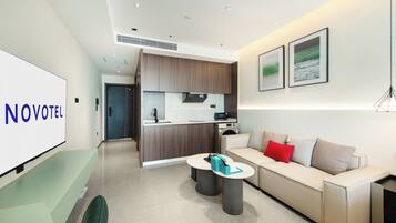 Habitación superior, 1 cama King size | Edredón, artículos del minibar gratis, insonorización y wifi gratis