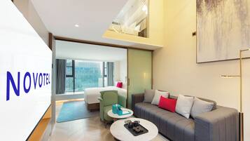 Suite Junior, plusieurs lits | Couette en duvet d'oie, mini-bar avec articles gratuits