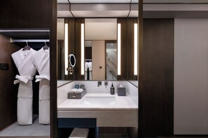 Shower, rainfall showerhead, free toiletries, hair dryer - Novotel Shanghai Xuhui Riverside (Shanghai)