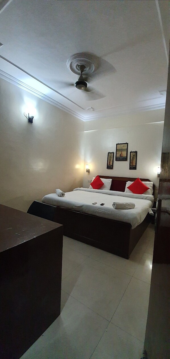 AC Deluxe Room | Free WiFi - The Turg Resort (Patna)