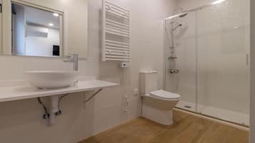 Een douche, een haardroger, handdoeken, zeep