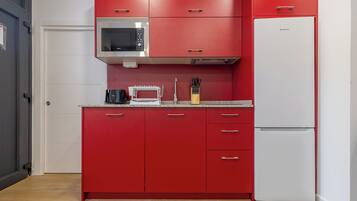 Een koelkast, een microgolfoven, een kookplaat