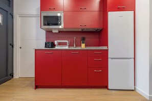 Réfrigérateur, micro-ondes, plaque de cuisson, cafetière/bouilloire