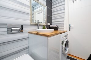 Ducha, secador de pelo, bidé y toallas