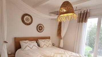 Iron/ironing board, WiFi, bed sheets