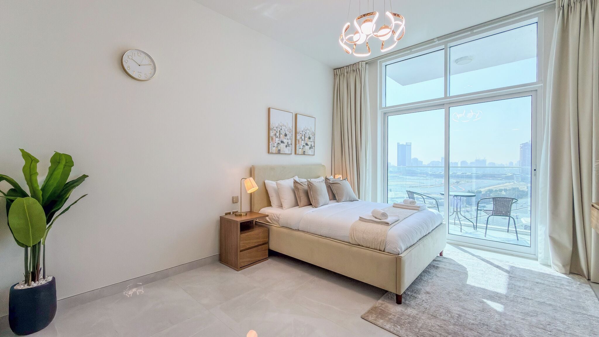 Estudio Deluxe, 1 cama King size, balcón, vista a la ciudad | Wifi gratis y ropa de cama 