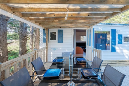Outdoor dining. Pro Mobile Home with Secure Parking, Private Terrace & Wi-Fi