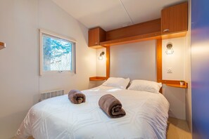 WiFi, bed sheets