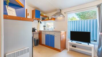 Kühlschrank, Mikrowelle, Herdplatte, Wasserkocher mit Kaffee-/Teezubehör