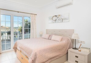 4 bedrooms, iron/ironing board, free WiFi, bed sheets - Villa Atria - stunning Moraira views (Moraira)