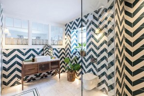 Shower, hair dryer, towels, soap - Palm Lodge, Polperro (Polperro)