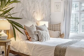 8 bedrooms, iron/ironing board, WiFi, bed sheets