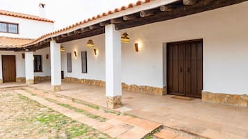 Estudio Deluxe, patio, vistas al patio | Interior