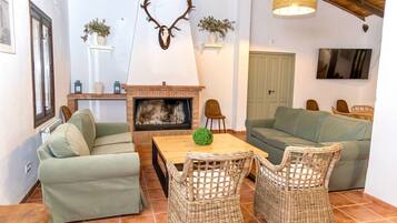 Deluxe Studio, Patio, Courtyard View | Interior