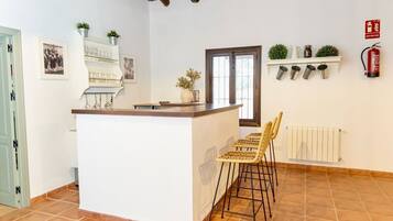 Deluxe Studio, Patio, Courtyard View | Interior