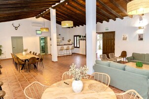 Estudio Deluxe, patio, vistas al patio | Interior