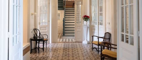 المنشأة من الداخل